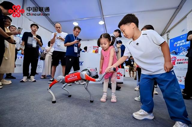 2025世界人形机器人运动会启幕！中国联通AI赋能“冰丝带”梦幻开幕