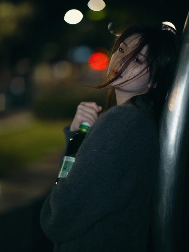 女孩现实不敢谈恋爱？在网上“捏”出完美男友，还能批量定制！