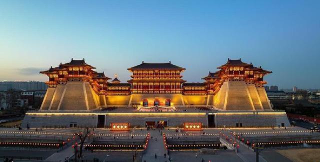 大批老人涌入洛阳，打着旅游名义不逛龙门石窟不看白马寺要干嘛？