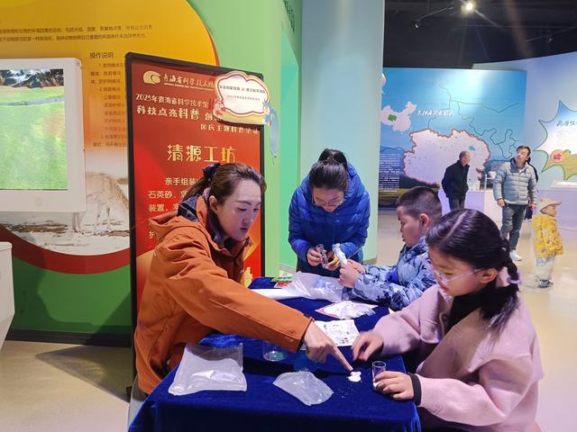 省科技馆“科技点亮华诞 创新赋能强国”主题活动掀起“双节”科普热潮