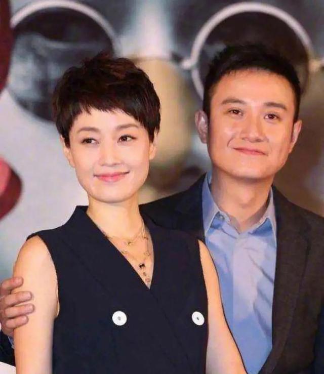 演员文章开奔驰大G现身街头，副驾驶坐的疑似姚笛，二人被曝复合，此前因婚外情全网议论