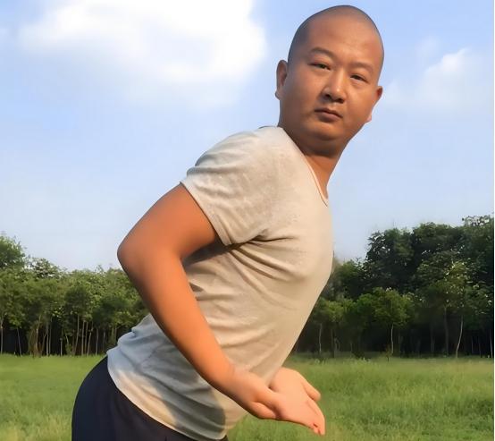 装疯卖傻，丑态百出，目不识丁，到底是谁捧红了这些跳梁小丑？
