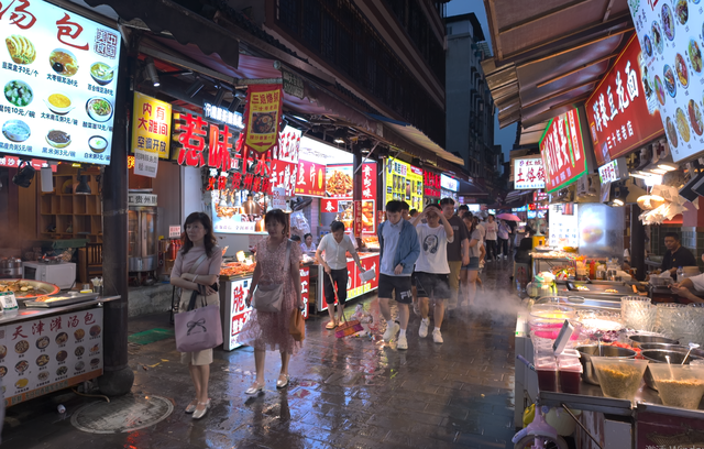 悦•遵义｜夜游红花岗才懂的快乐：古巷美食+文创打卡，游客：这就是“遵义味道”