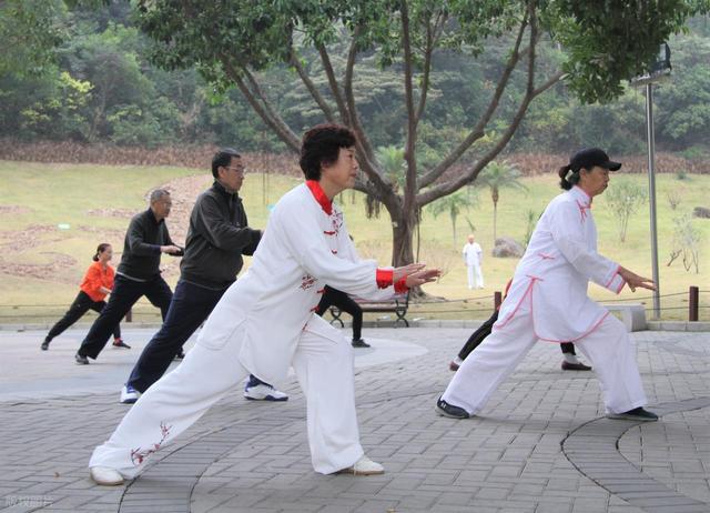 研究发现：那些长期打太极的老人，到65岁以后，很多都变成了这样