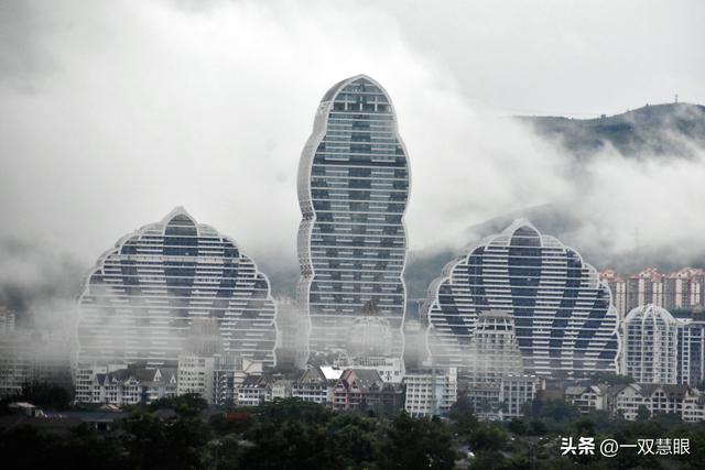西双版纳雨雾中的孔雀楼，犹抱琵琶半遮面，像披了轻纱的美女