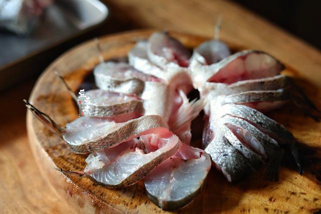 清蒸鱼要好吃，必须具备色香味，也就是一造型、二食欲、三味道
