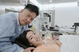 恭喜刘伊心三胎顺产，63岁老公陪产全过程，比产妇还要紧张图片