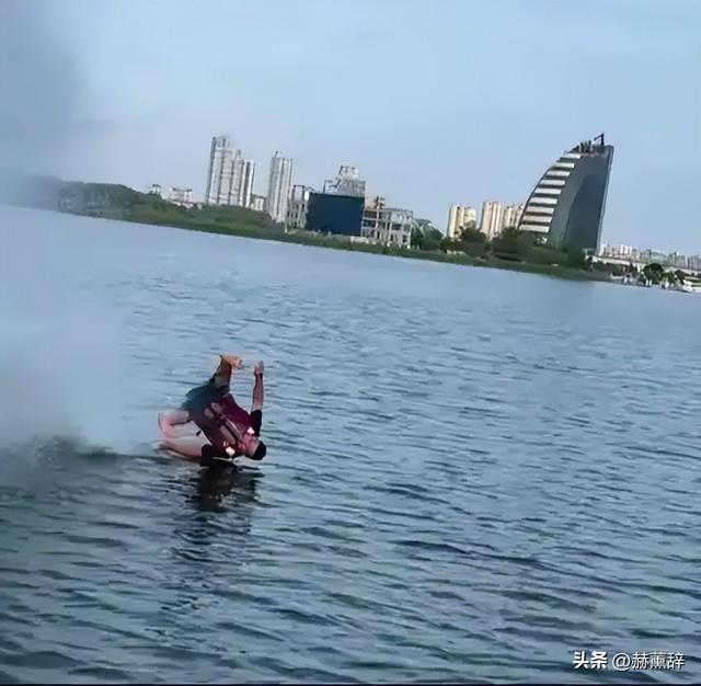 玩摩托艇被撞死后续！知情人爆猛料，乘客并不无辜，教练家属太惨