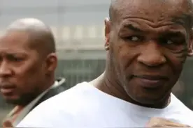 2006年，拳王泰森来华瞻仰毛主席遗容，坦言：在他面前，我很渺小图片