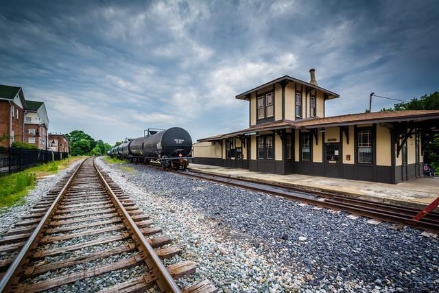 99年的网吧包厢，女同学突然凑过来，说：教我玩个刺激的游戏