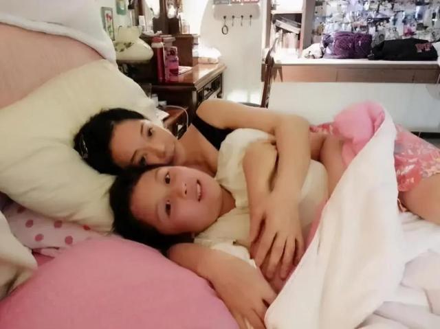 被畸形母爱毁掉的星二代，母乳12年，同床15年，荒唐的事不止于此