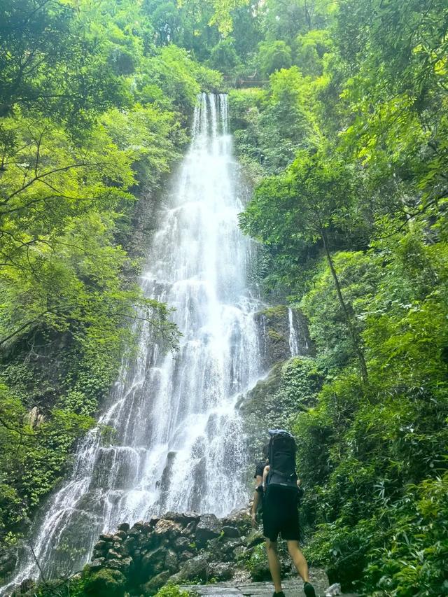 秘境新发现！比起青城山，我更爱它旁边0元的隐藏瀑布，超好玩！