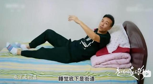 3岁丧父，吃姐姐奶水长大，成名后为8个哥姐买房，如今成为大明星