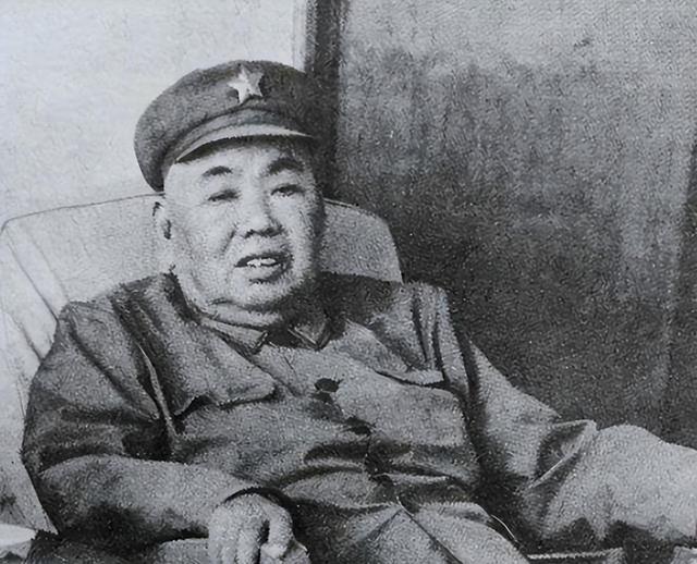 1980年华国锋处境不佳，许老将军在会上发声：华主席从不虚与委蛇