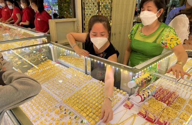越南金价比国际贵2190！当地人为何抢着买？背后隐藏惊人真相