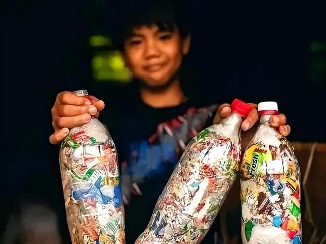 建议马上停止用这种瓶子，能渗透出很多致癌物质，家里有的赶紧扔