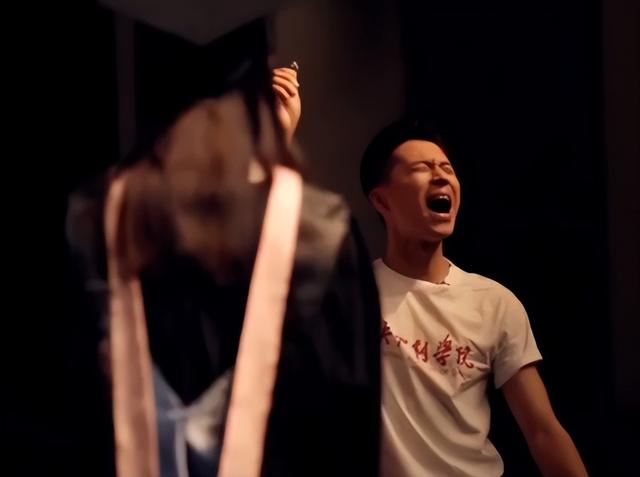 王雷李小萌北京豪宅庆生，吃仨菜被嘲小气，却因桌上的一盒烟圈粉