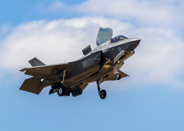 美军航展只顾炫技？F22故障戳破纸老虎，中国这一招才叫降维打击