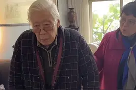 88岁焦晃罕见露面！穿破洞长袍，抽中华，目前已无法独立行走图片