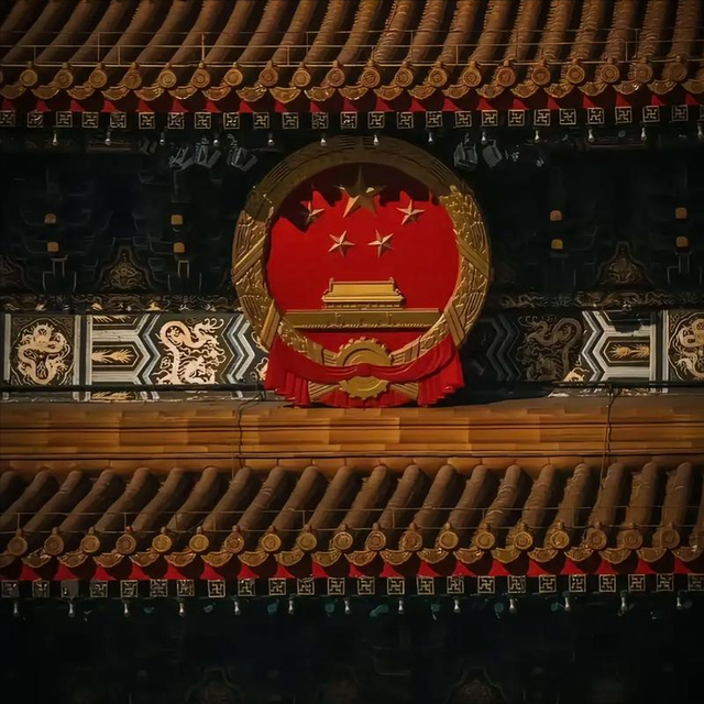 36万亿债务压垮美国!2025世界乱成一锅粥,中国却默默赢了三场硬仗