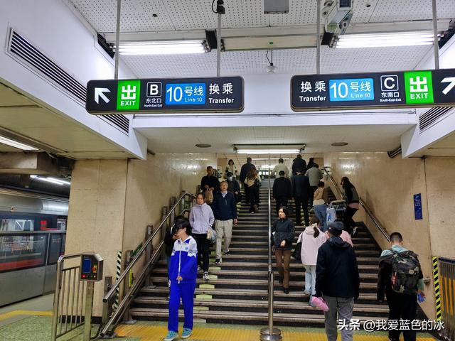 从中国美术馆出来，钻胡同，一路逛到王府井大街