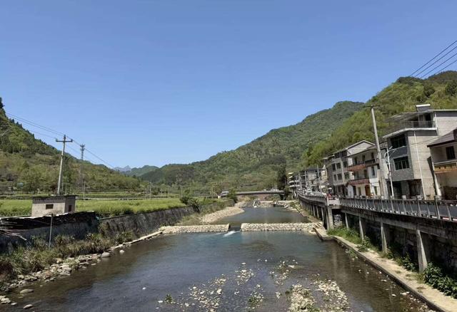 显后村：一个作家的采访掠影