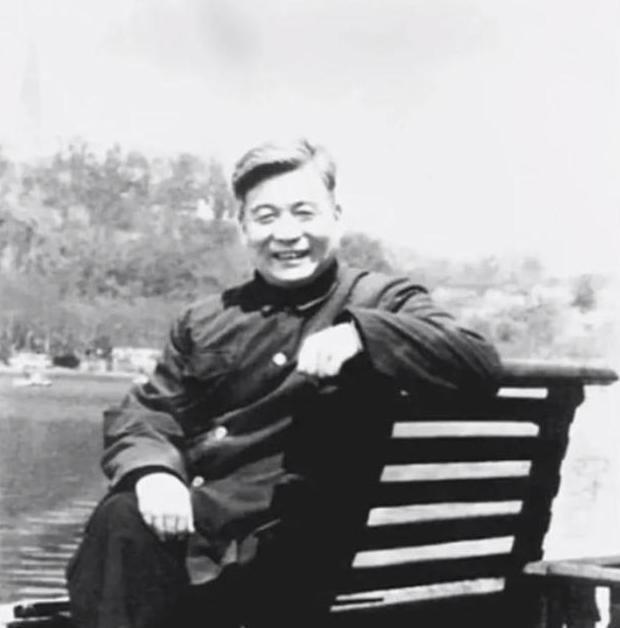 中央军委决定公开邓稼先的身份	，许多亲友问许鹿希：他还活着吗？