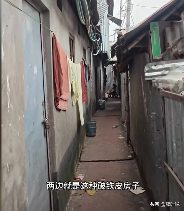 网友探秘恒河下游贫民窟，眼睛睁不开 全程干呕，小孩躺泥水里打滚