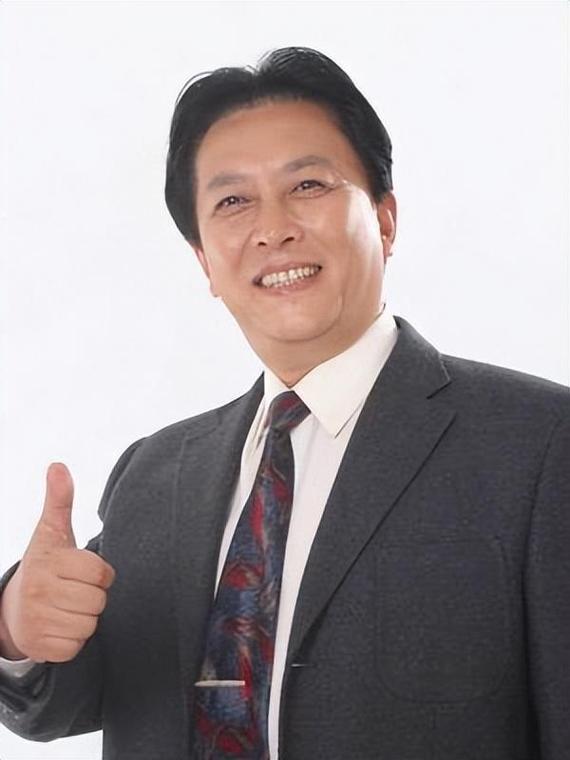 没想到，73岁唐国强受邀观礼阅兵刚一个月，竟再令所有人刮目相看