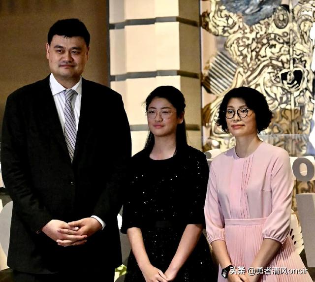 姚明和女儿机场被偶遇, 15岁姚沁蕾身高达1米9, 父女俩人群中像巨人