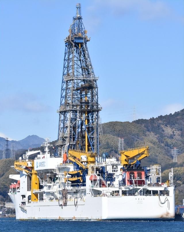 硬扛俩月后日本不行了，中方第四波制裁开始，高市想见中方领导人