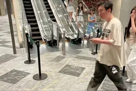网友东京偶遇王思聪，带4个美女一起逛街，走路时不停刷手机吃瓜图片