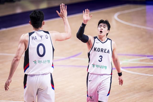 男篮亚洲杯疯狂一夜：日本惨遭淘汰，八强全部落位，中韩大战！