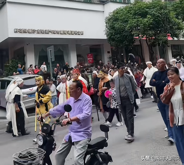 曝湖南邵东富豪李伯亮去世，免费请吃席，摆两条街，30多人抬棺