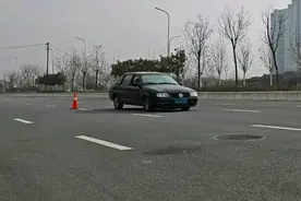 二队实验室:干燥路面和积雪路面刹车距离实测对比，数据惊人！图片