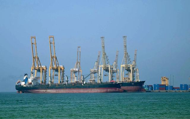 沉默24小时后，特朗普选择主动放人，中国军舰启航	，信号很不一般