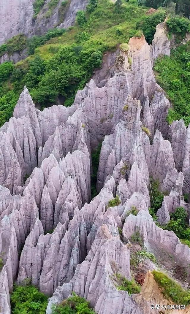嵩明朋友圈丨牛栏江“七彩土林” 藏在山水间的秘境