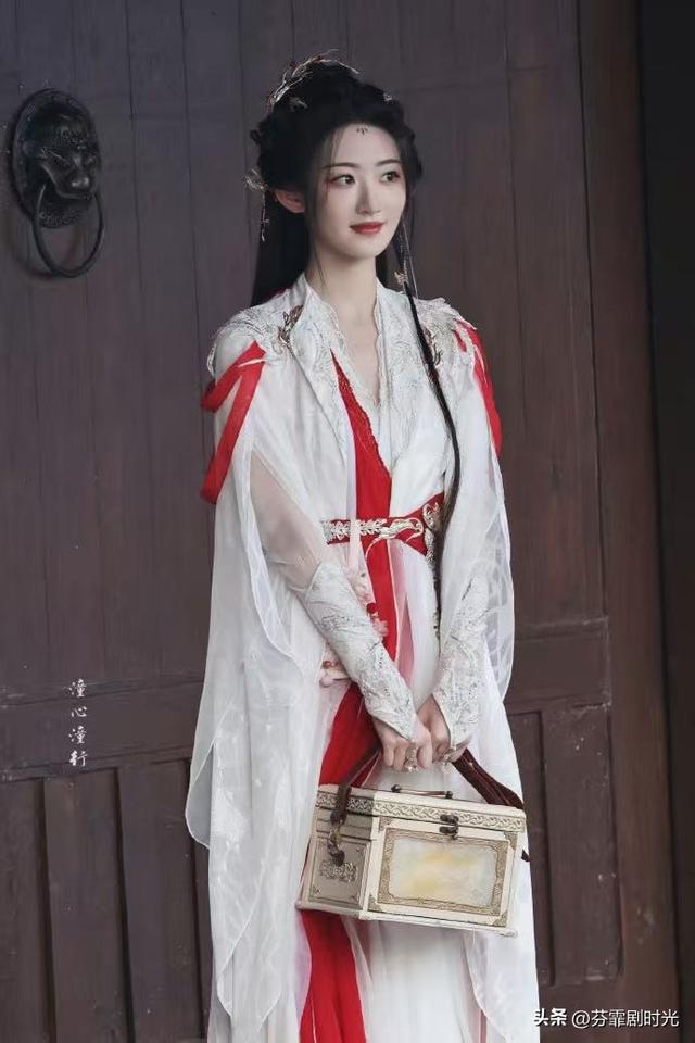 女演员身份和戏份哪个重要？看《暗河传》彭小苒和杨雨潼就知道了