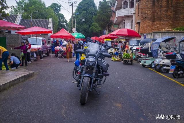 安顺市有个民生市集全年无休，烟火气息浓厚，每天还有人跳民族舞