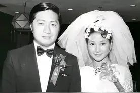 1970年郑佩佩和老公原文通的结婚照，佩佩姐真的好美呀！图片