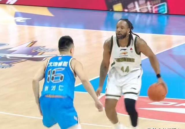 辽宁首败掀波澜 杨鸣冲突引争议 北京榜首能坐多久？