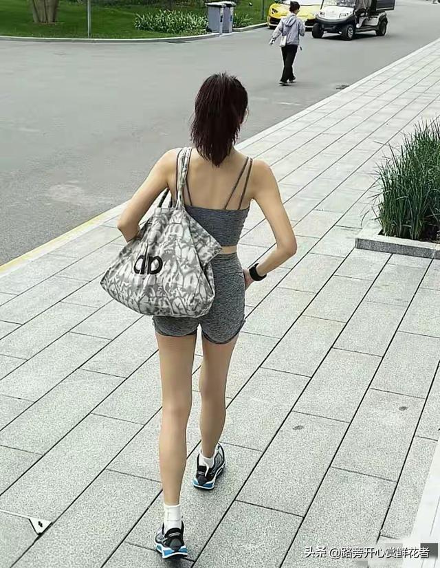 46岁李艾在阿那亚被偶遇，她穿着紧身衣，身材很棒，像28岁的女孩