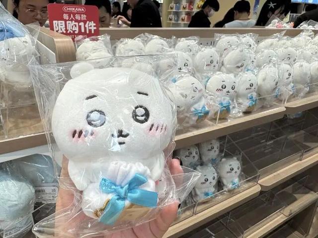 上海南京路又在大大大排排排长队！有人带着拉杆箱买买买，注意！这天起不用预约