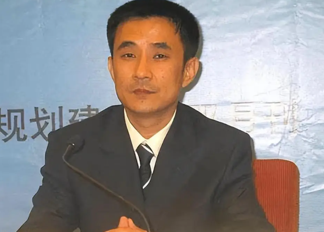 比许家印更早爆雷？他破产后套现 61亿，带小女友出逃，坑了半个省