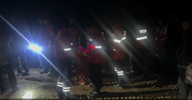 3岁女童从地头面包车内失踪 ，爷爷讲述孩子失踪经过；当地约上千人连夜冒雨搜救