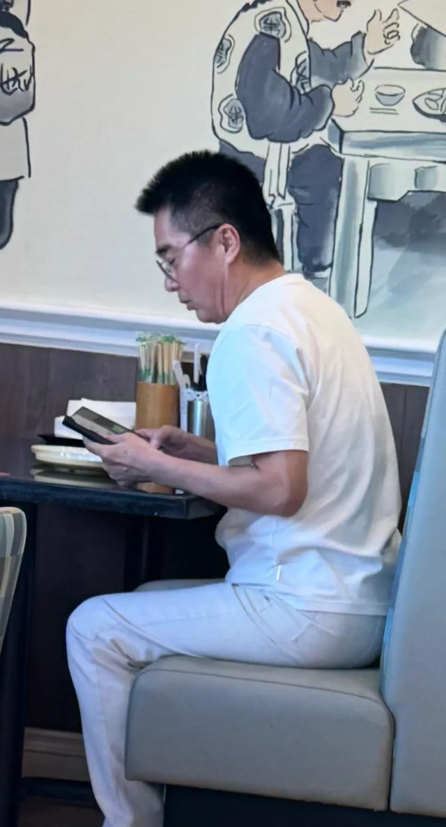 破案了！许亚军没去何晴葬礼，当时他在美国洛杉矶陪小儿子吃饭