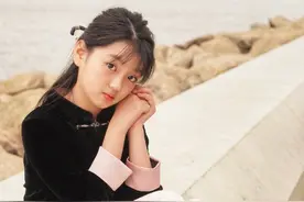 阿拉蕾从萌娃长成小美人，穿黑马褂拍照漂亮又英气，太适合大荧幕图片