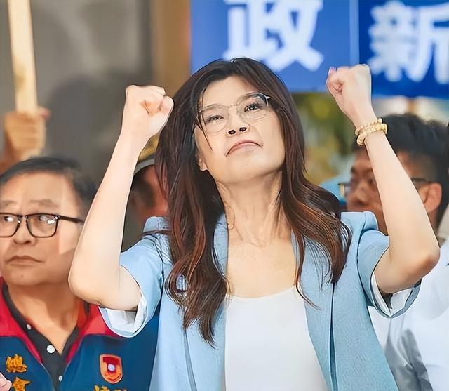 解放军进入台海，美航母早已跑路，统一已成定局，郑丽文开始追责