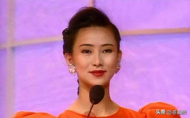 她出身清华大学，因拍三级片与父母决裂，如今再不让女儿进娱乐圈