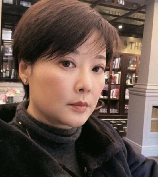 53岁袁立不再隐瞒！撕开了张国立的真面目，连章子怡受到了牵连